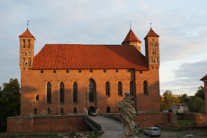 Zamek w Lidzbarku Warmińskim - widok z przedzamcza na fasadę