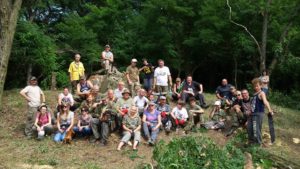 wolontariusze przy ruinach pomnika Gozdowice 2017